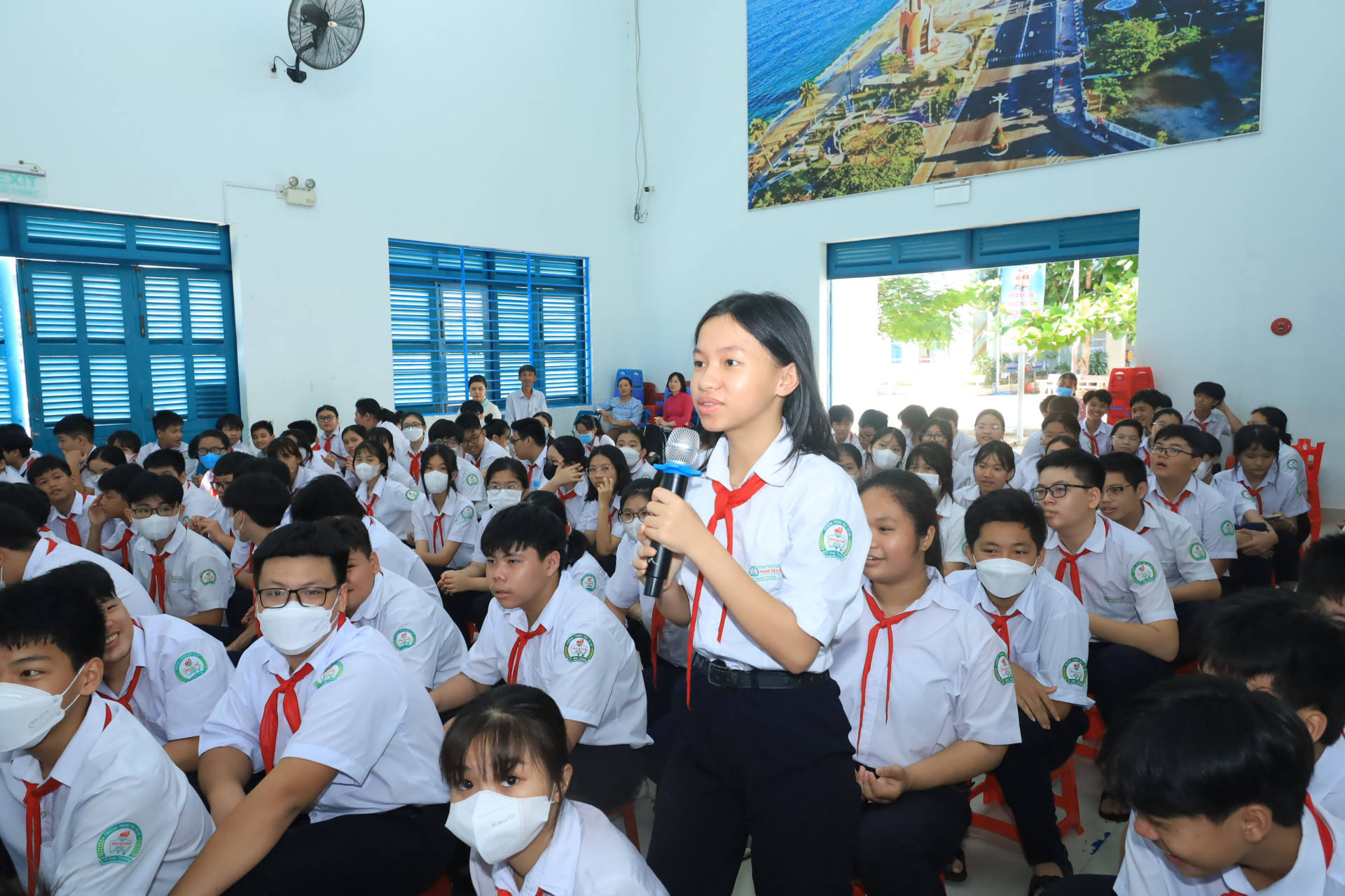Học sinh Trường THCS Phan Sào Nam tham gia trả lời các câu hỏi về hai quần đảo Hoàng Sa, Trường Sa.