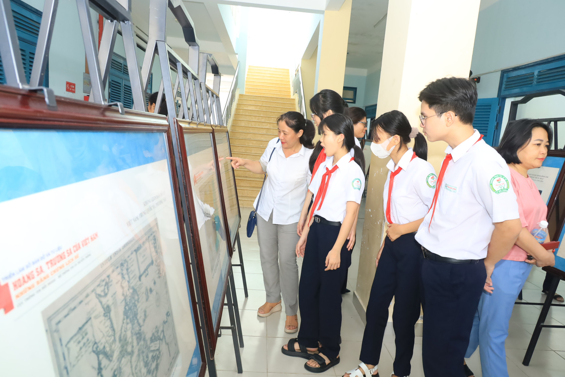 Học sinh Trường THCS Võ Văn Ký xem các bản đồ về hai quần đảo Hoàng Sa, Trường Sa được trưng bày trực tiếp trong khuôn viên trường.   

