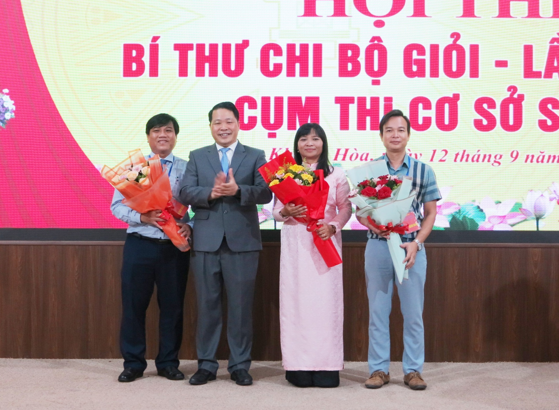 Ông Nguyễn Doãn Thành - Bí thư Đảng ủy, Hiệu trưởng Trường Cao đẳng Du lịch Nha Trang tặng hoa cho ban giám khảo hội thi. 