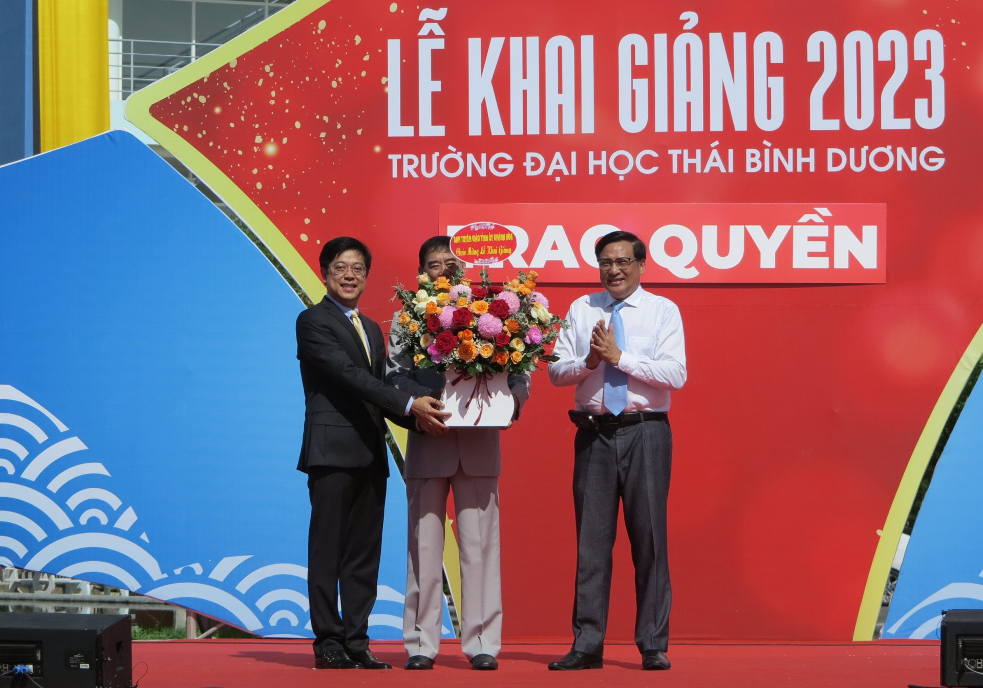 Ông Lê Hữu Thọ tặng hoa chúc mừng nhà trường. 