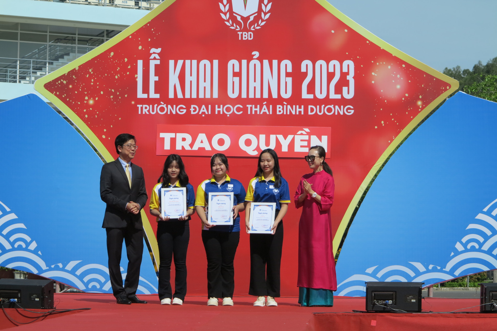 Trao học bổng cho thủ khoa và 2 á khoa trong kỳ tuyển sinh 2023. 