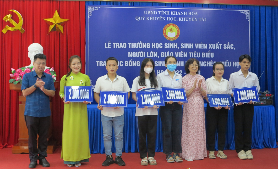 Các học sinh, sinh viên có thành tích xuất sắc nhận học bổng.