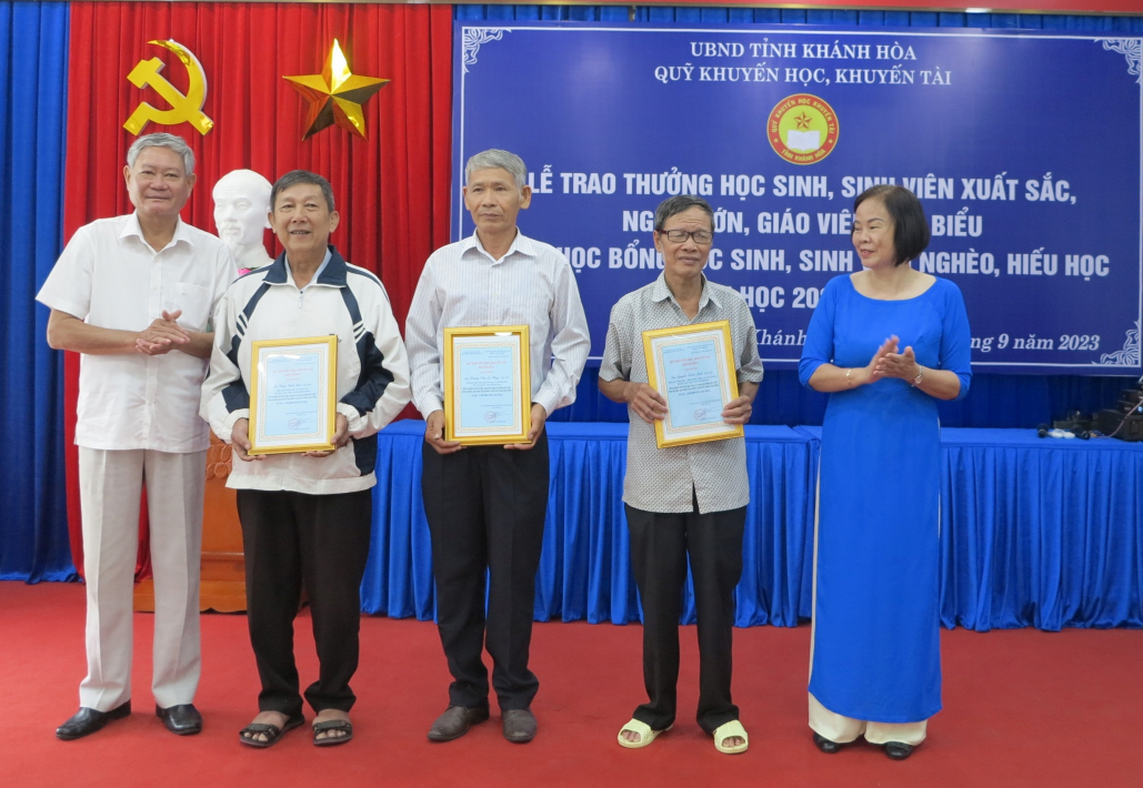 Trao thưởng cho cán bộ, hội viên nông dân có thành tích tiêu biểu về học tập suốt đời.