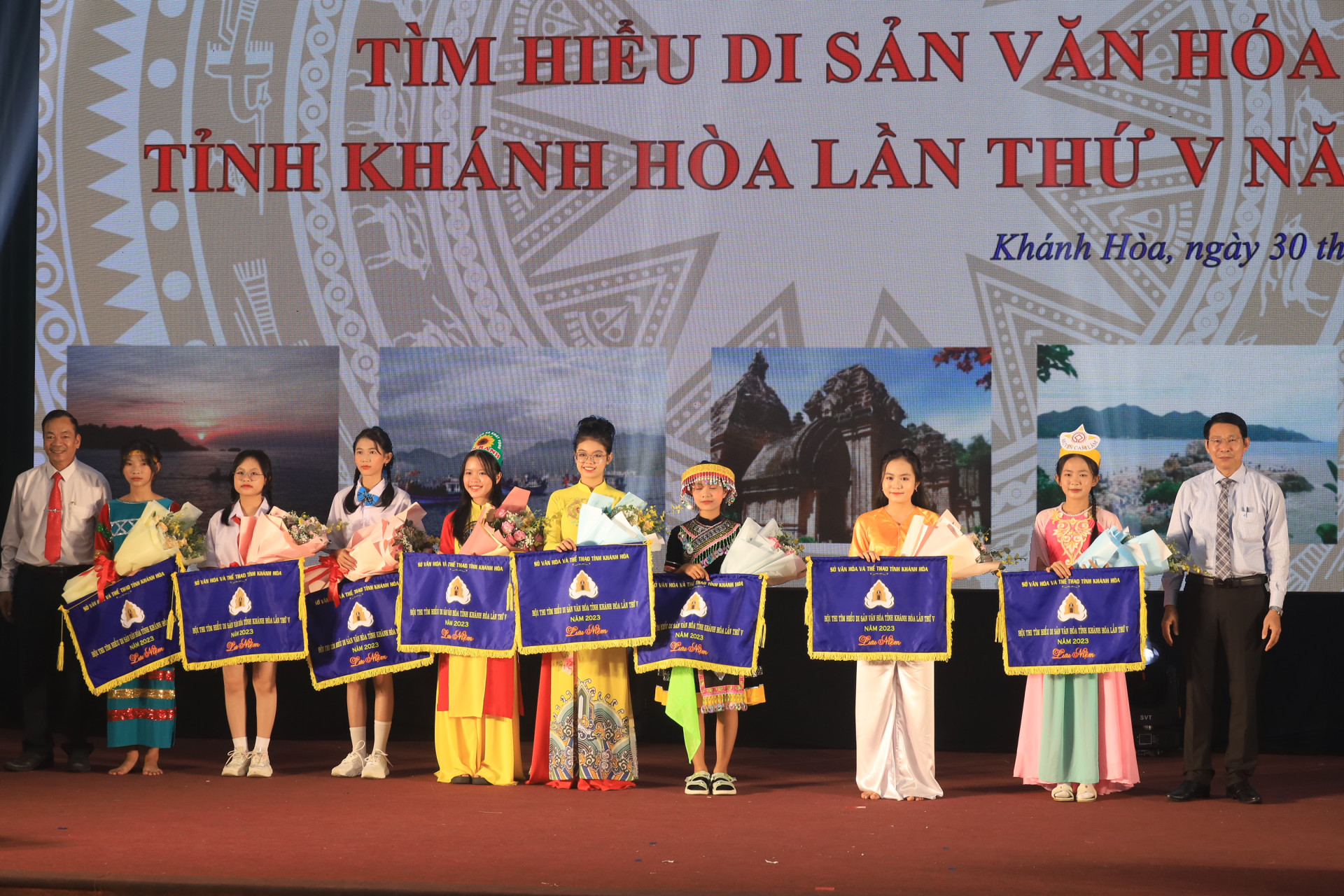 Ông Đinh Văn Thiệu trao cờ lưu niệm cho đại diện các đội dự thi.