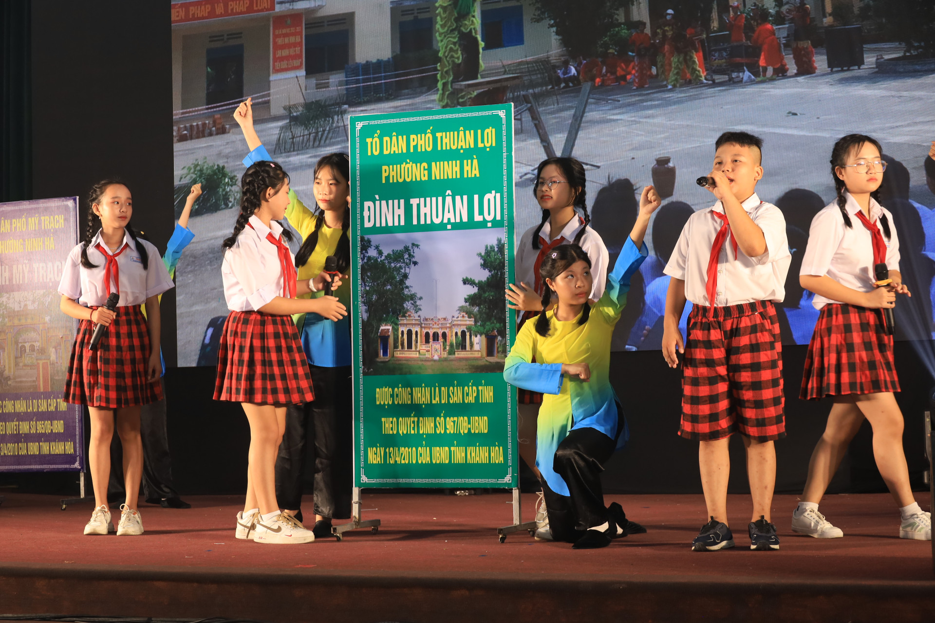 Phần thi chào hỏi của đội Trường THCS Trần Phú.