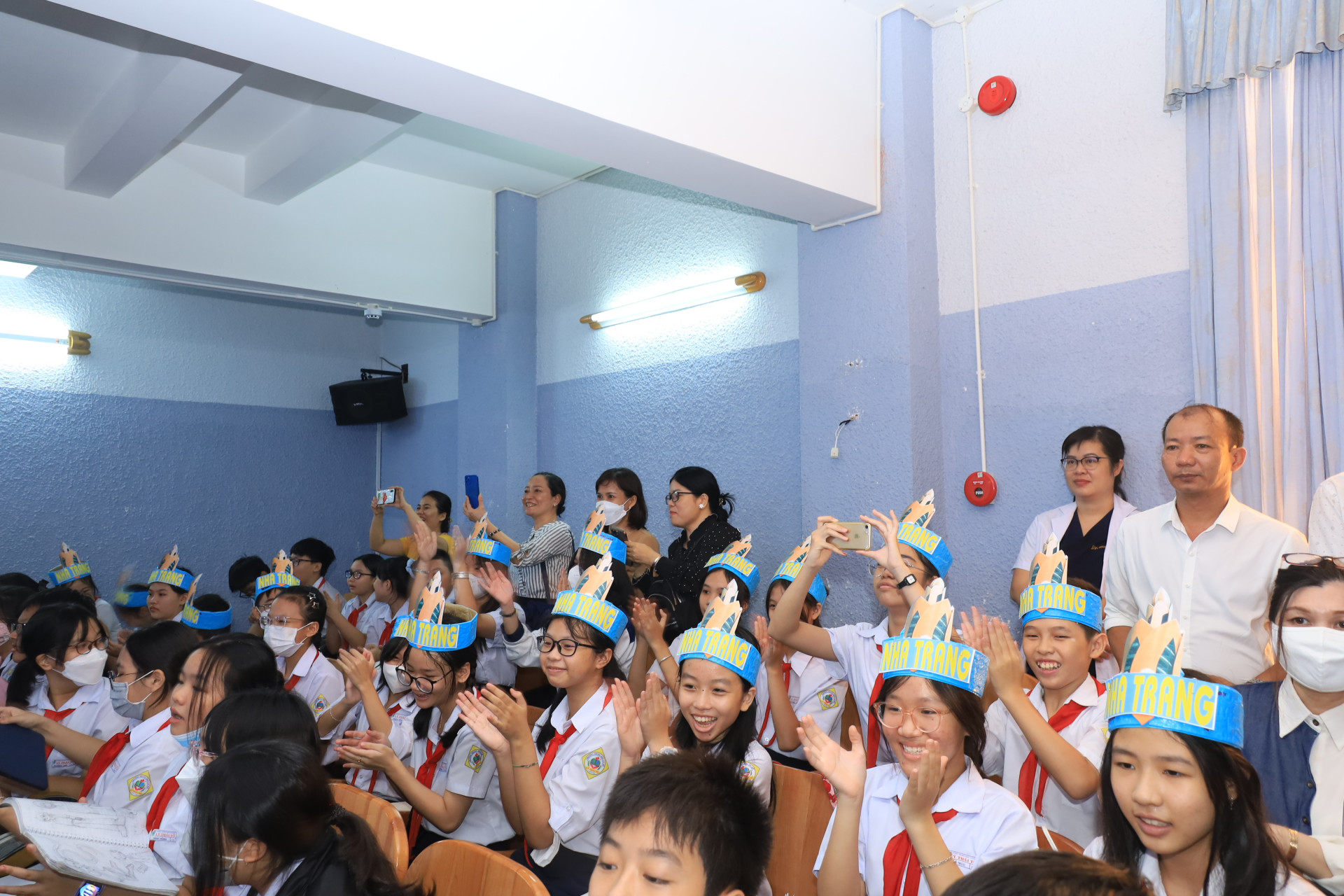 Các em học sinh đến xem hội thi đã cổ vũ nhiệt tình cho tất cả các đội.