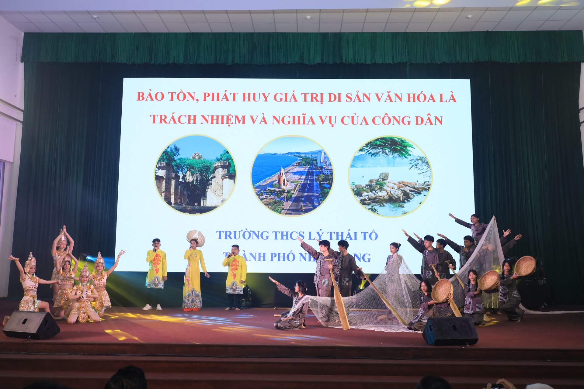 
Phần thi chào hỏi của đội Trường THCS Lý Thái Tổ.