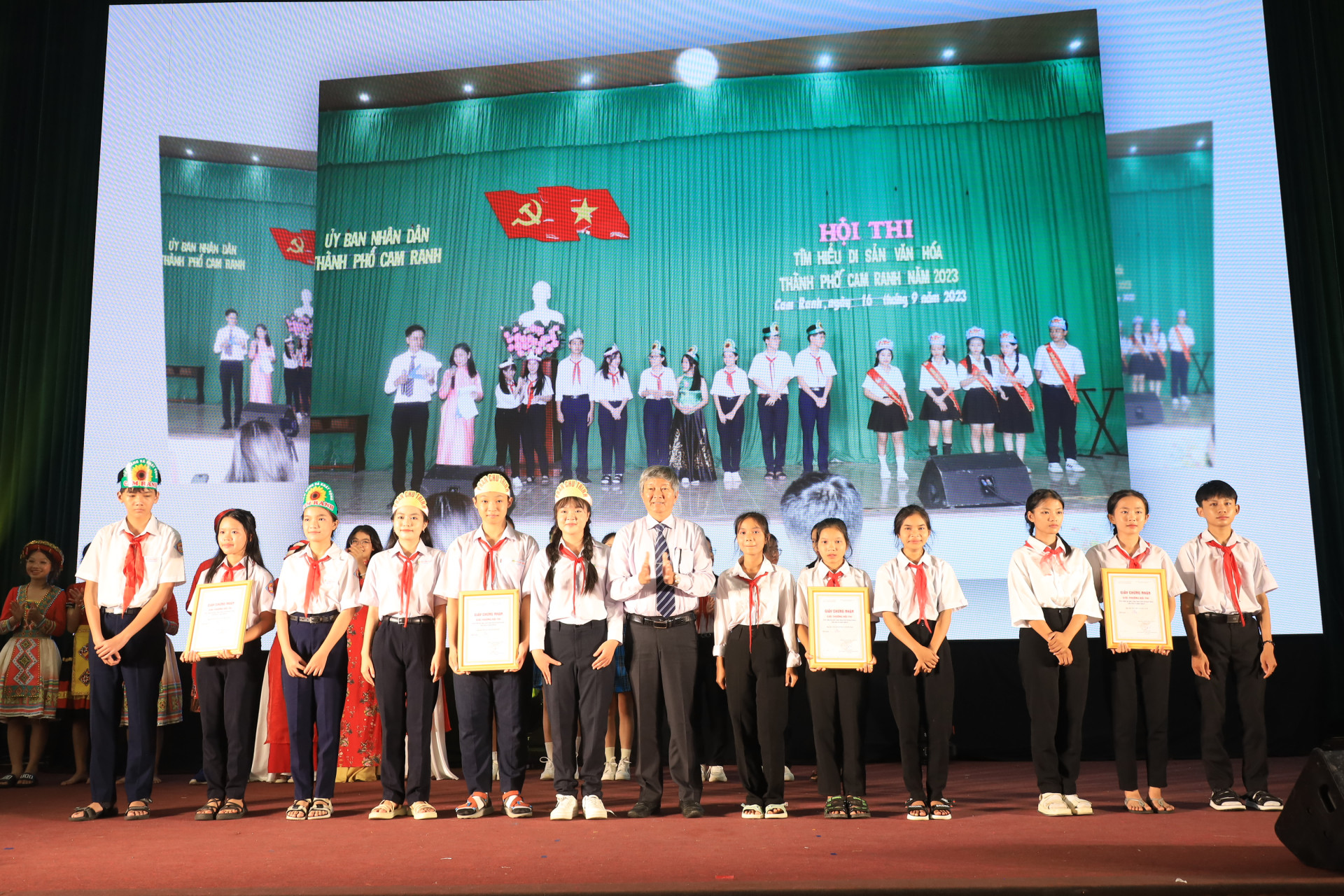 Lãnh đạo Sở Giáo dục và Đào tạo trao giải Ba cho 4 đội thi.