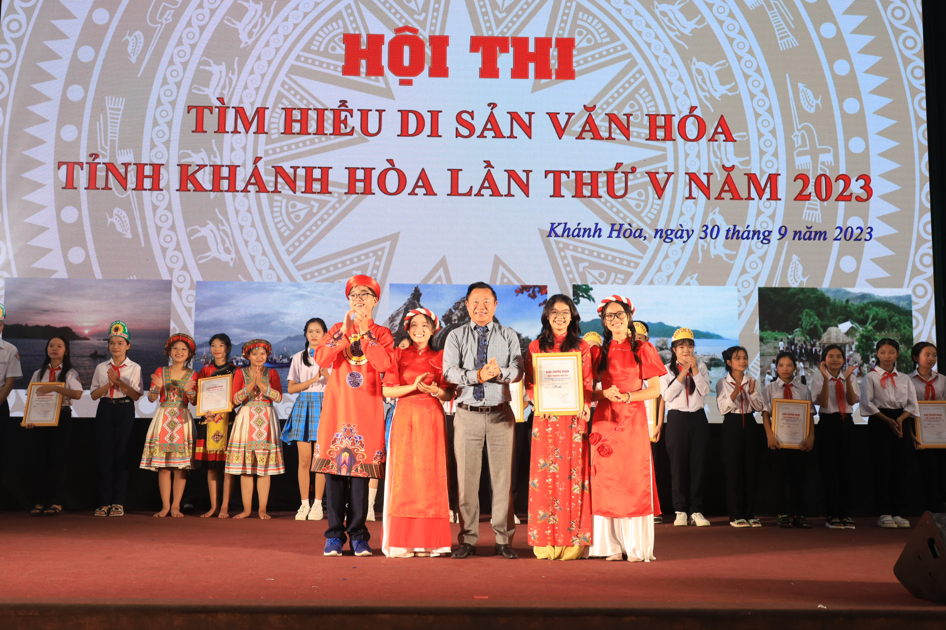 Lãnh đạo Sở Văn hóa và Thể thao trao giải nhất cho đội đến từ Trường THCS Lý Thái Tổ.   