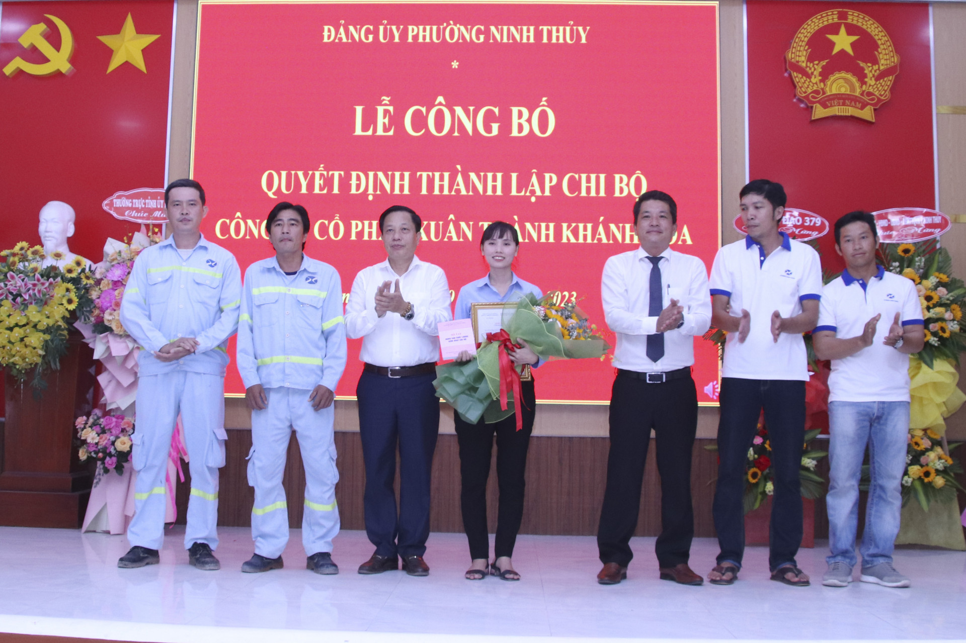 Đồng chí Hà Quốc Trị trao quyết định thành lập Chi bộ Công ty Cổ phần Xuân Thành - Khánh Hòa.