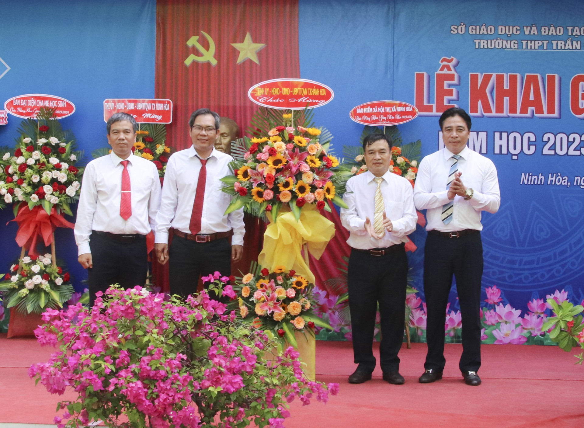 Đồng chí Nguyễn Khắc Toàn tặng hoa chúc mừng Trường THPT Trần Cao Vân. 