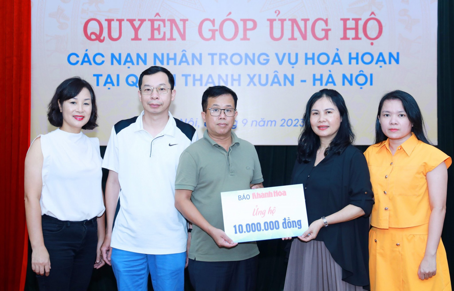 Đại diện Báo Khánh Hòa trao 10 triệu đồng từ Quỹ Thiện Tâm cho Báo Hà Nội mới để kịp thời chia sẻ, hỗ trợ gia đình các nạn nhân.
