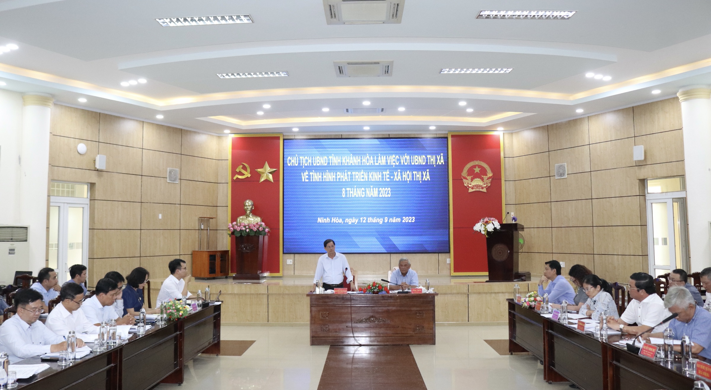 Chủ tịch UBND tỉnh Nguyễn Tấn Tuân làm việc với UBND thị xã Ninh Hòa về tình hình kinh tế - xã hội 8 tháng năm 2023