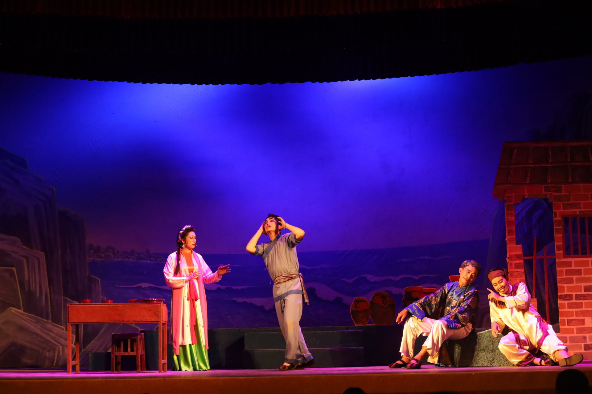 Một cảnh trong vở ca kịch bài chòi Hòn vọng phu do các diễn viên Nhà hát Nghệ thuật truyền thống tỉnh biểu diễn.      