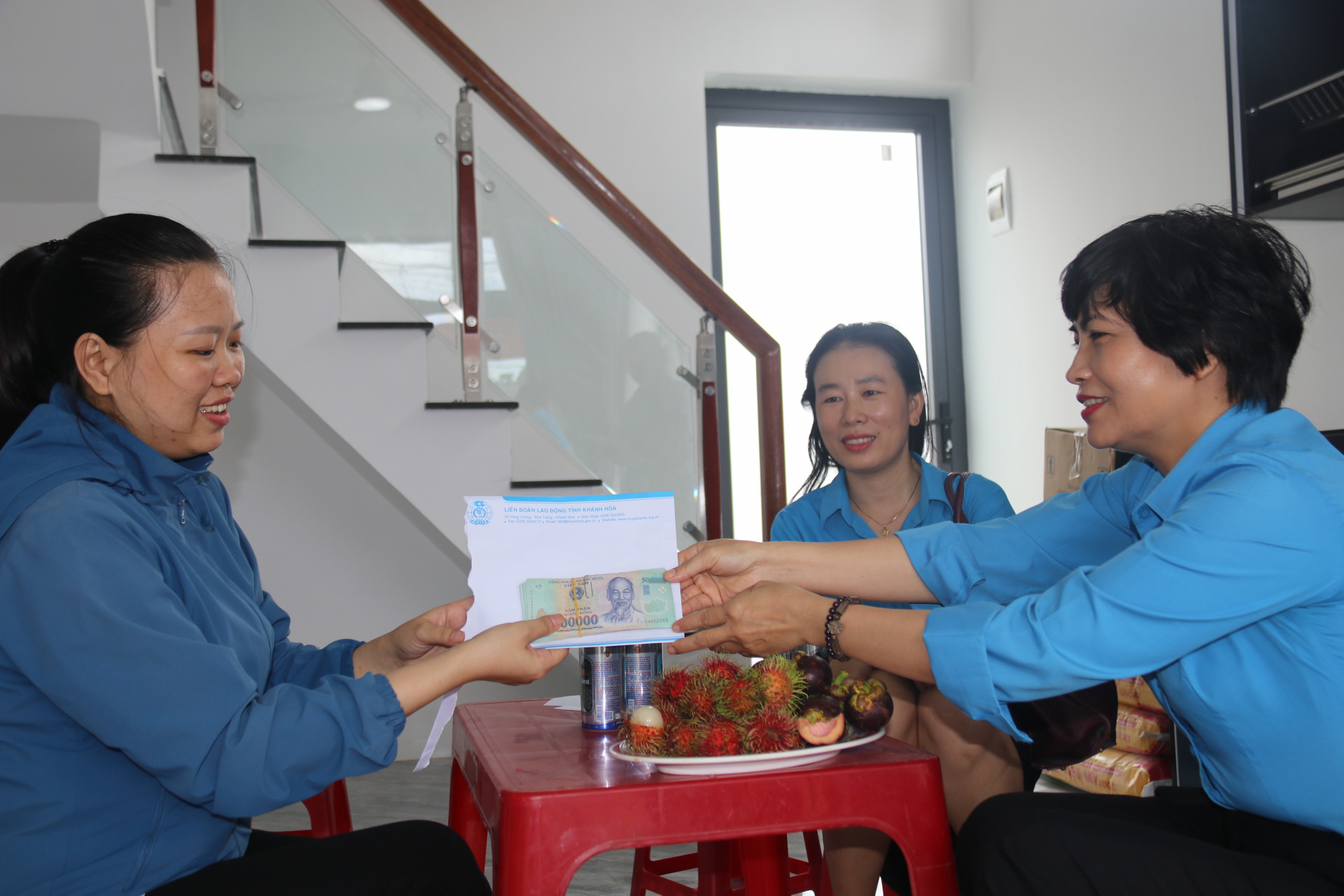 Lãnh đạo Liên đoàn Lao động tỉnh trao kinh phí hỗ trợ xây mái ấm cho chị Nguyễn Thị Tuyết Nga.