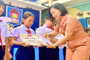 VIDEO: Báo Khánh Hòa và các đơn vị tặng máy tính, tủ sách lớp em, học bổng cho các trường khó khăn