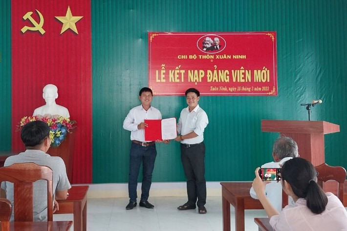 Kết nạp đảng viên mới tại Chi bộ thôn Xuân Ninh (Đảng bộ xã Xuân Sơn). Ảnh: CÔNG HÙNG
