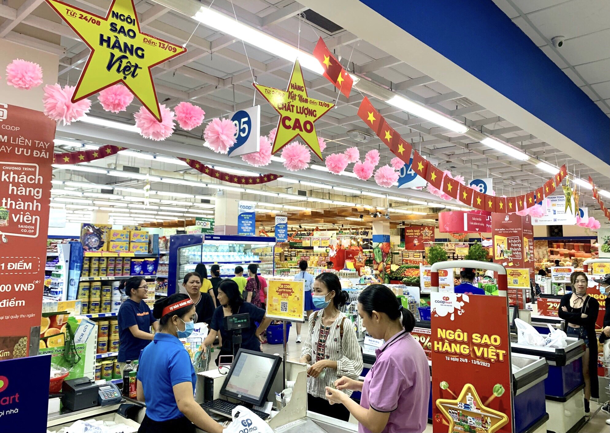 Khách hàng mua sắm nhộn nhịp tại Siêu thị Co.opmart Nha Trang