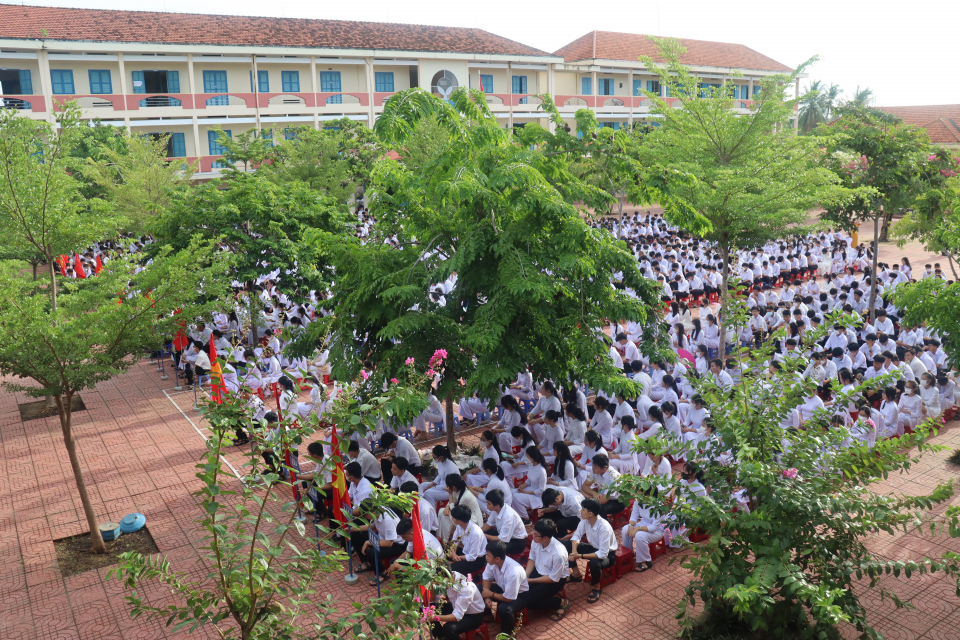 Quang cảnh lễ khai giảng tại Trường THPT Ngô Gia Tự. 