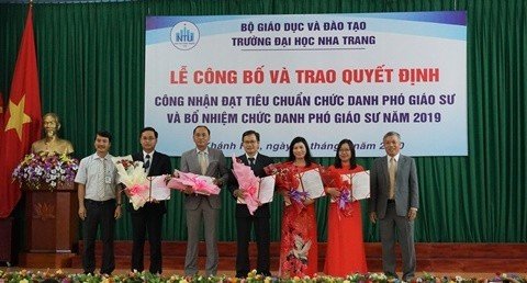Phó Giáo sư, Tiến sĩ Lê Chí Công (thứ 2 từ trái sang) trong lễ công bố chức danh Phó Giáo sư.