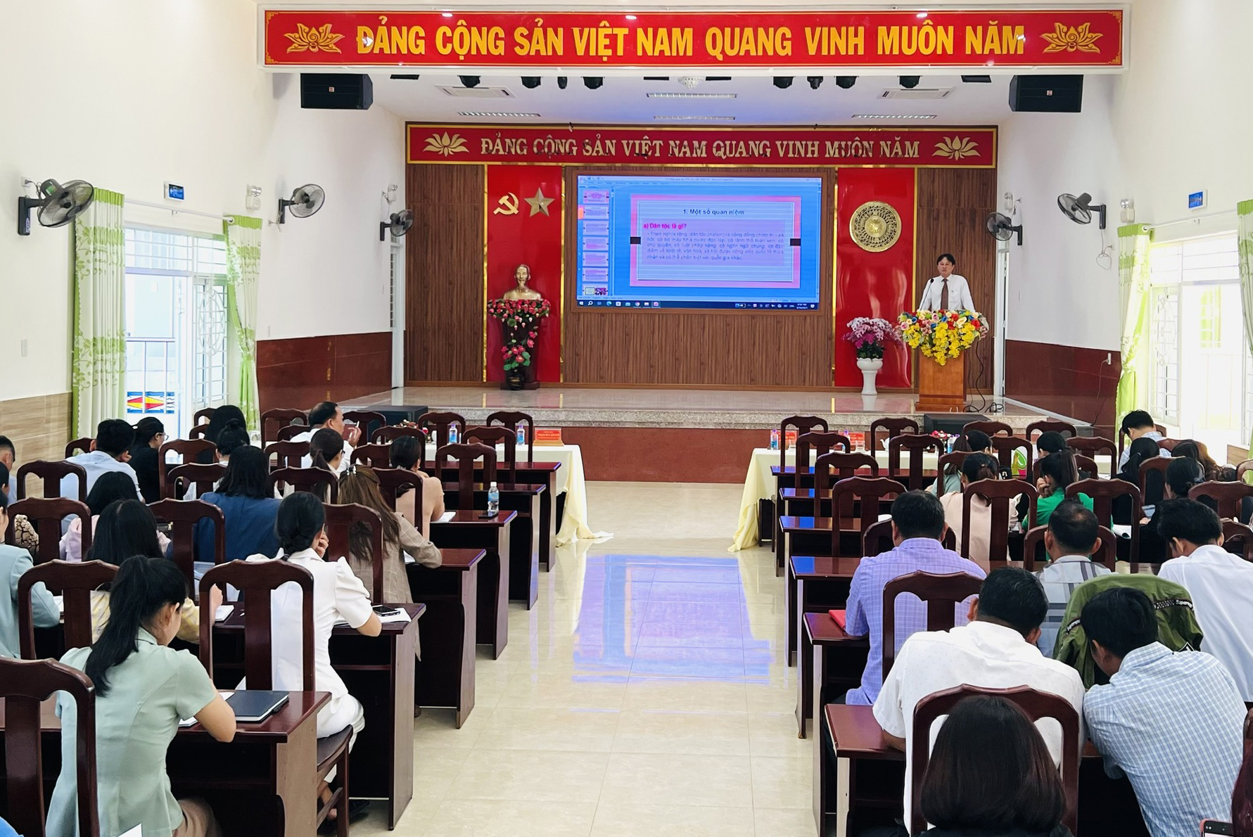 Lãnh đạo Ban Dân tộc tỉnh phát biểu khai mạc lớp tập huấn.