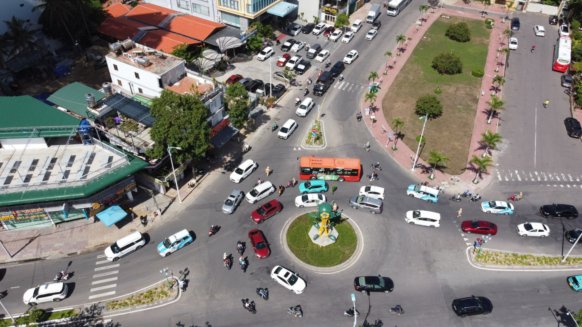 Nút giao đường Trần Phú và Hoàng Diệu phương tiện từ hai phía lưu thông dày đặc.