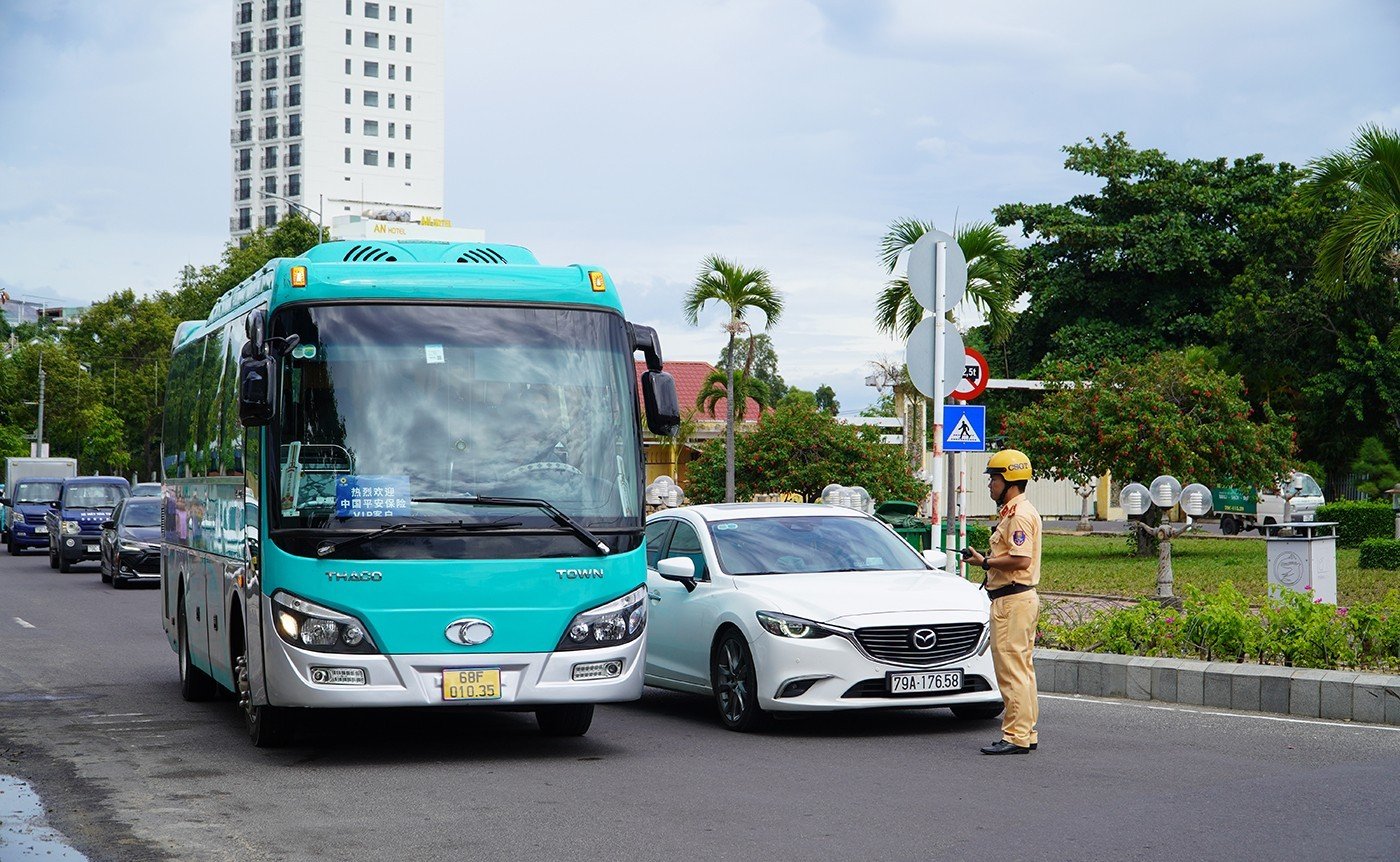 Lực lượng cảnh sát giao thông TP. Nha Trang phân luồng giao thông.