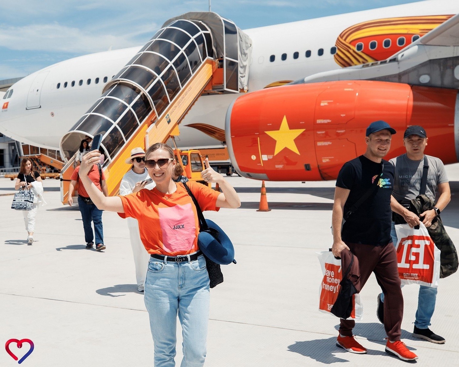 Một thành viên của đoàn famtrip từ Kazakhstan chụp ảnh selfie khi đến sân bay Cam Ranh