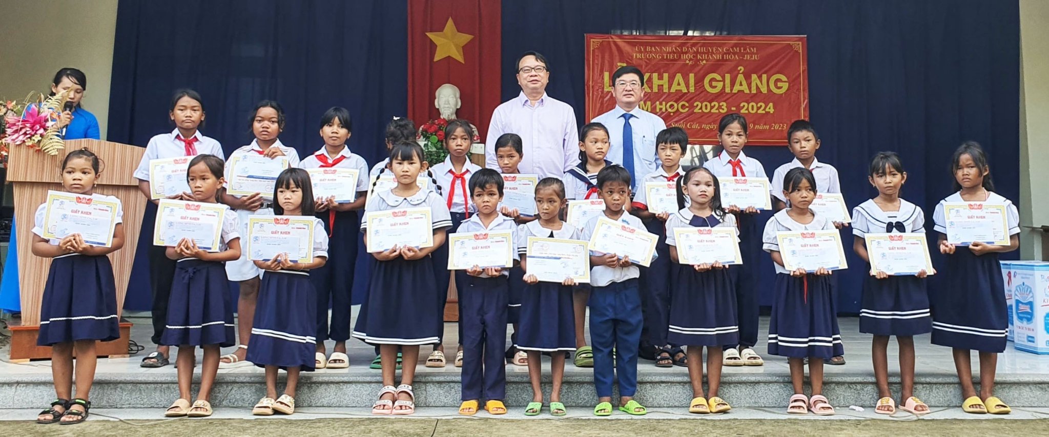 Lãnh đạo Báo Khánh Hòa và lãnh đạo Công ty TNHH Long Sinh trao học bổng cho học sinh có hoàn cảnh khó khăn của Trường Tiểu học Khánh Hòa - Jeju