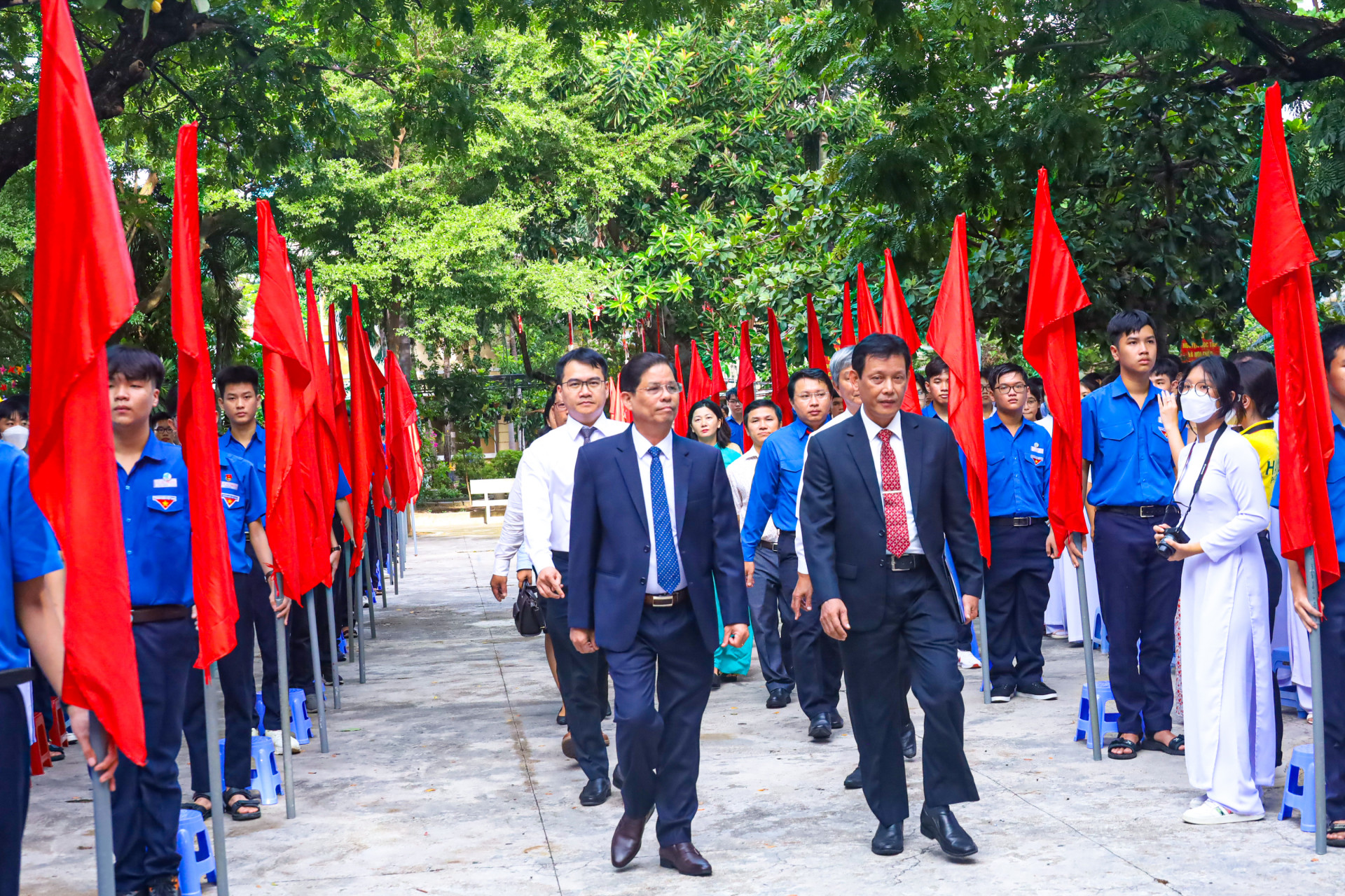 Ông Nguyễn Tấn Tuân đến dự lễ khai giảng tại Trường THPT Lý Tự Trọng. 