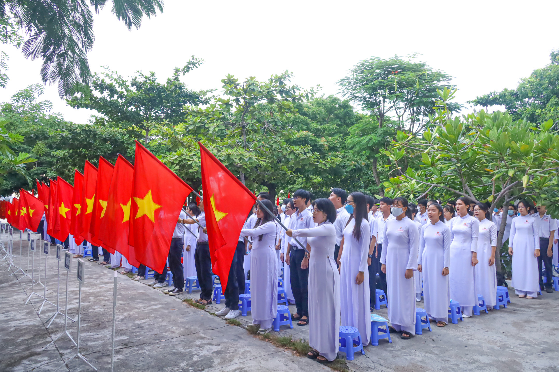 Học sinh Trường THPT Lý Tự Trọng thực hiện nghi thức chào cờ. 