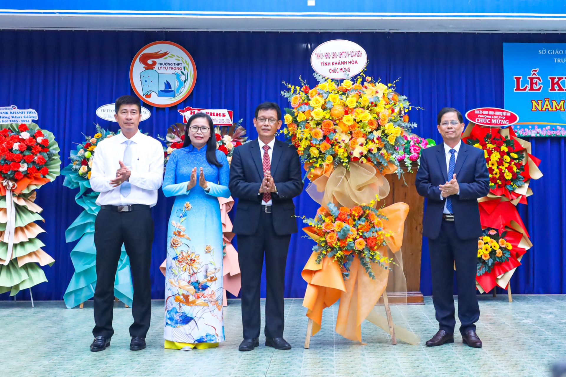 Đồng chí Nguyễn Tấn Tuân tặng hoa chúc mừng Trường THPT Lý Tự Trọng. 