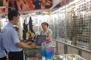 Xử phạt 12,5 triệu đồng một hộ kinh doanh kính mắt, đồng hồ không rõ nguồn gốc, xuất xứ