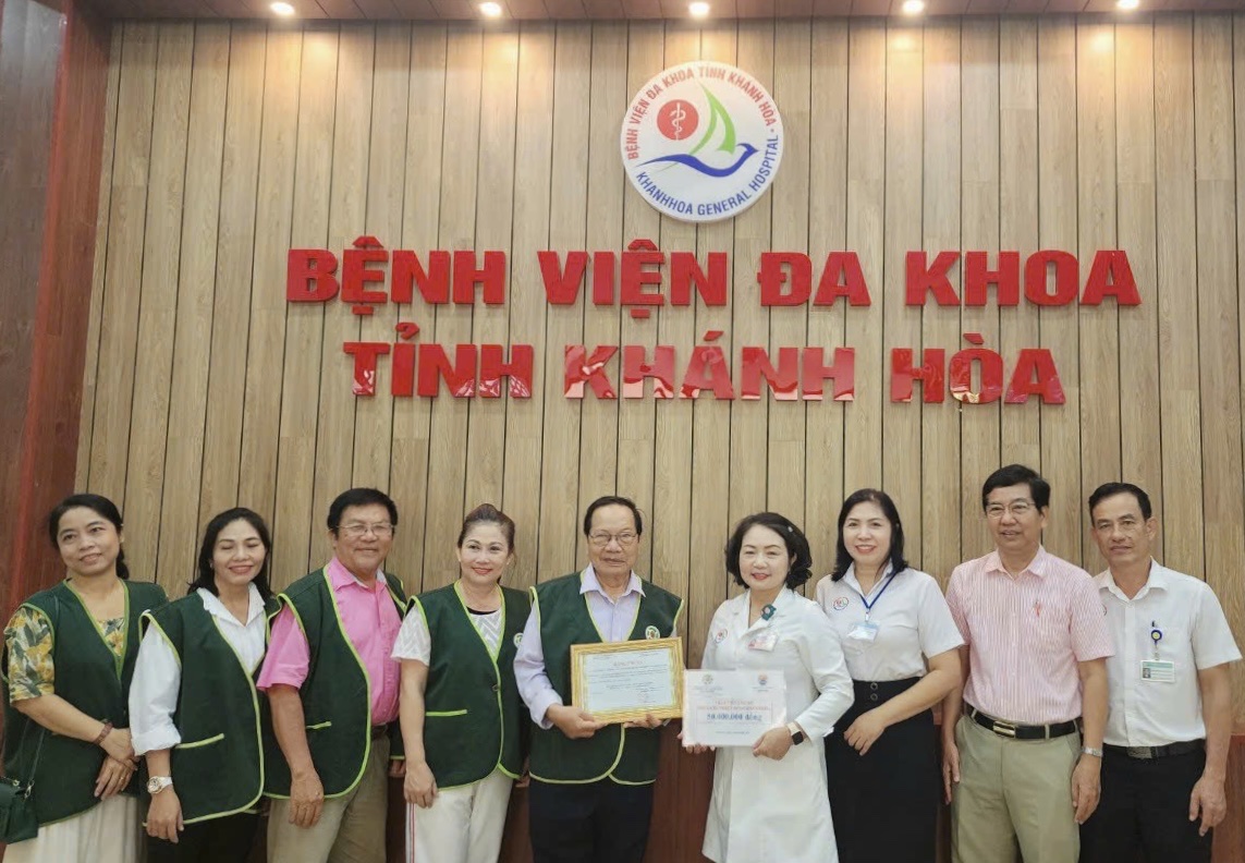 Hội Bảo trợ Người khuyết tật - Bệnh nhân nghèo và Quyền trẻ em tỉnh Khánh Hòa:: Trao hỗ trợ 50 triệu đồng cho bếp ăn từ thiện