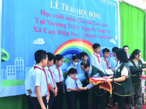 Trao 100 suất học bổng cho học sinh nghèo huyện Cam Lâm