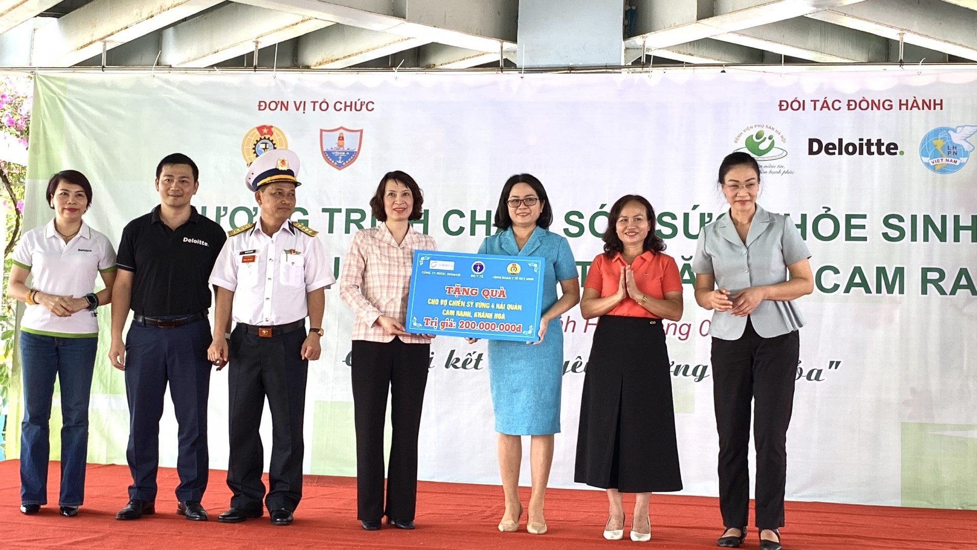Đại diện Bộ Y tế trao tặng tiền cho vợ chiến sỹ Vùng 4 Hải quân Cam Ranh