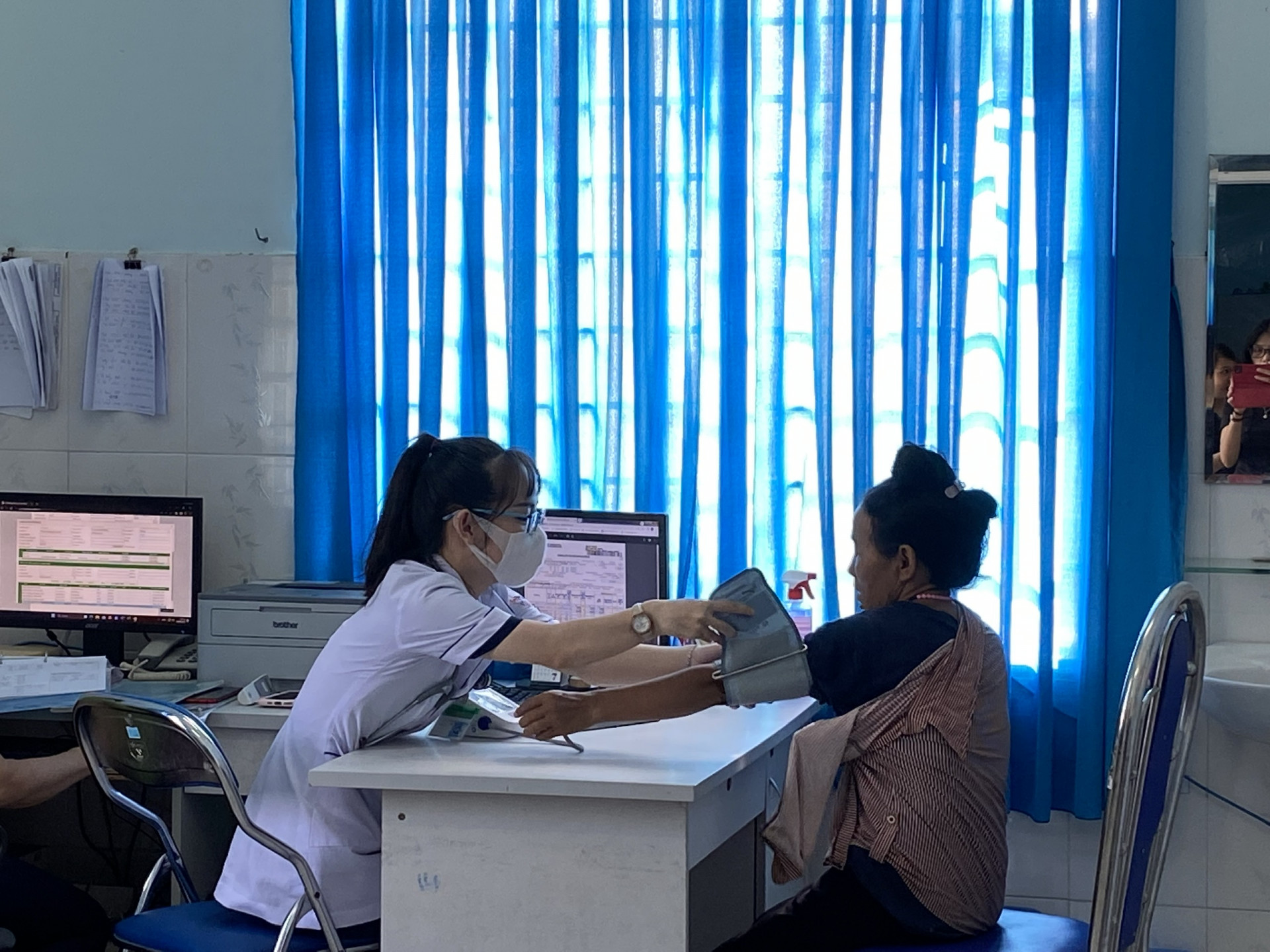 Cán bộ y tế xã Khánh Nam huyện Khánh Vĩnh Khám bệnh cho người dân  