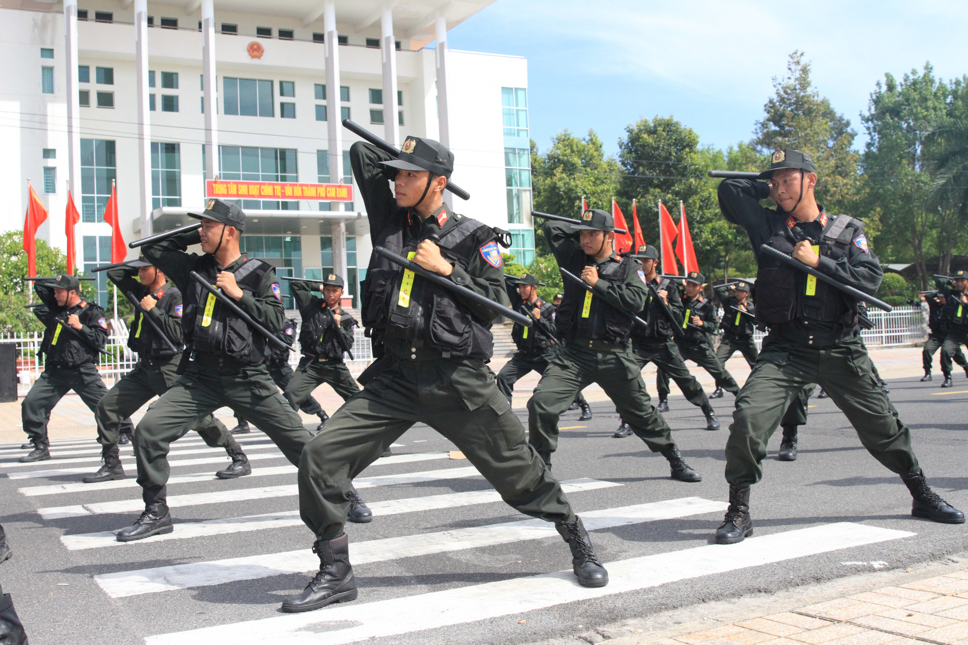 Cán bộ, chiến sĩ Công an tỉnh tập luyện võ thuật phục vụ diễn tập khu vực phòng thủ. 