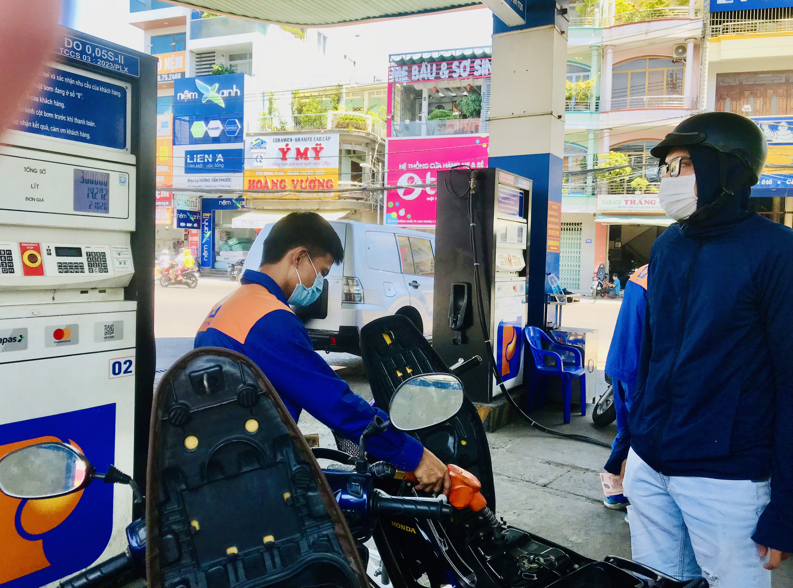 Người dân đổ xăng tại một cây xăng trên địa bàn TP. Nha Trang.