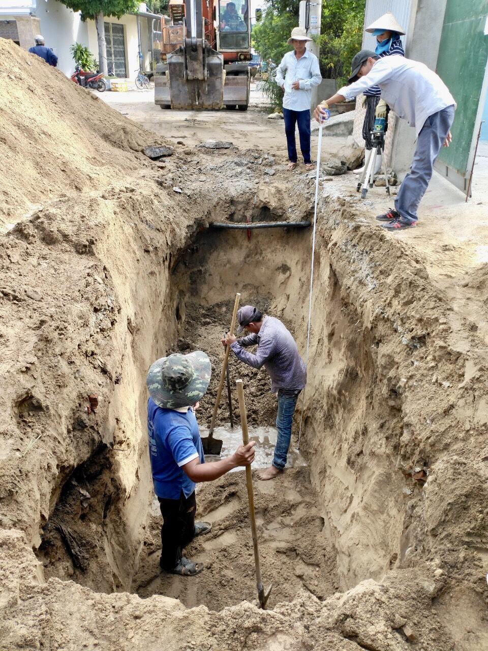 Người dân giám sát việc thi công hệ thống thoát nước tại xã Vĩnh Lương
