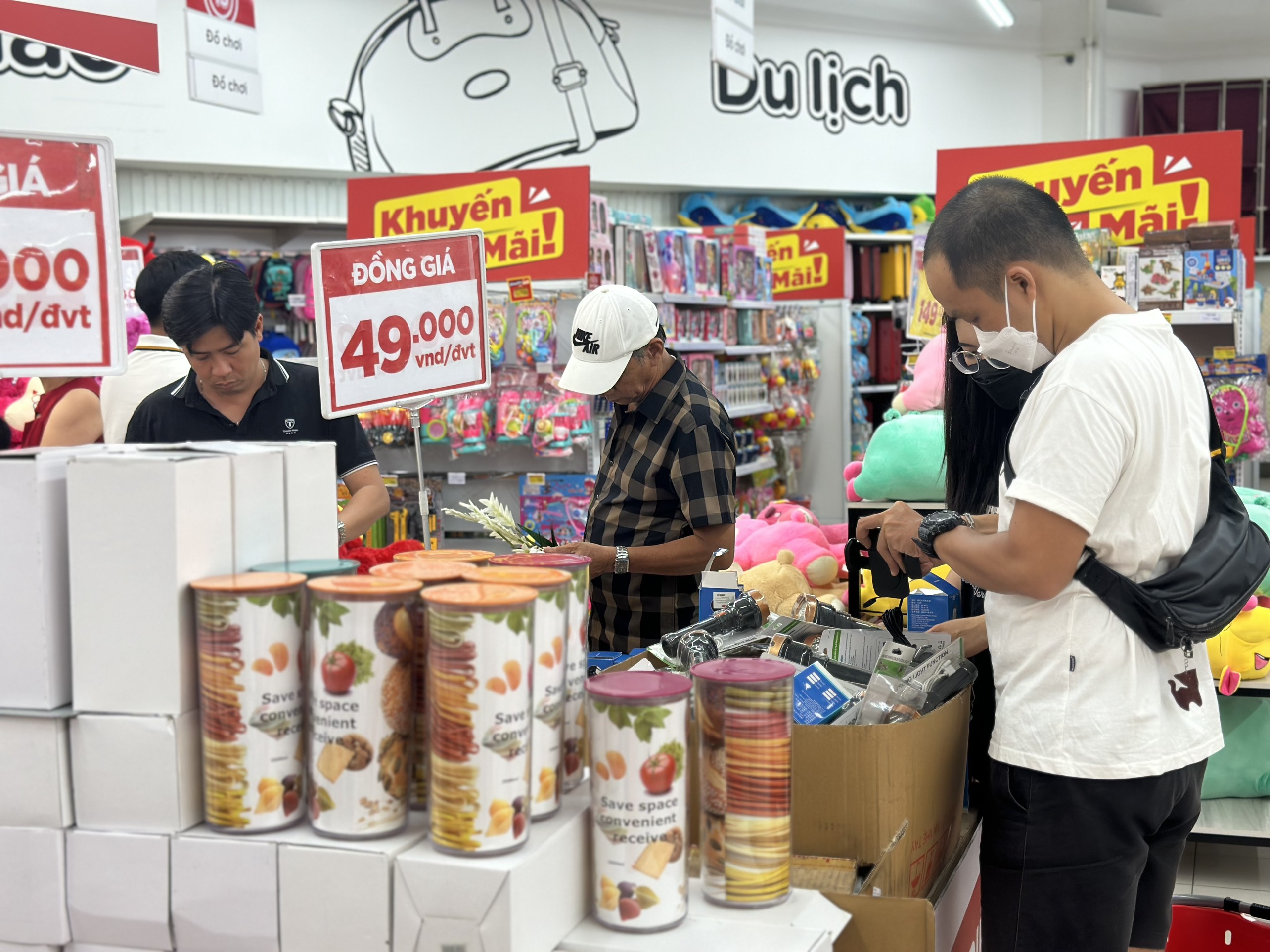 Người dân mua sắm tại Siêu thị Go! Nha Trang trong dịp lễ.