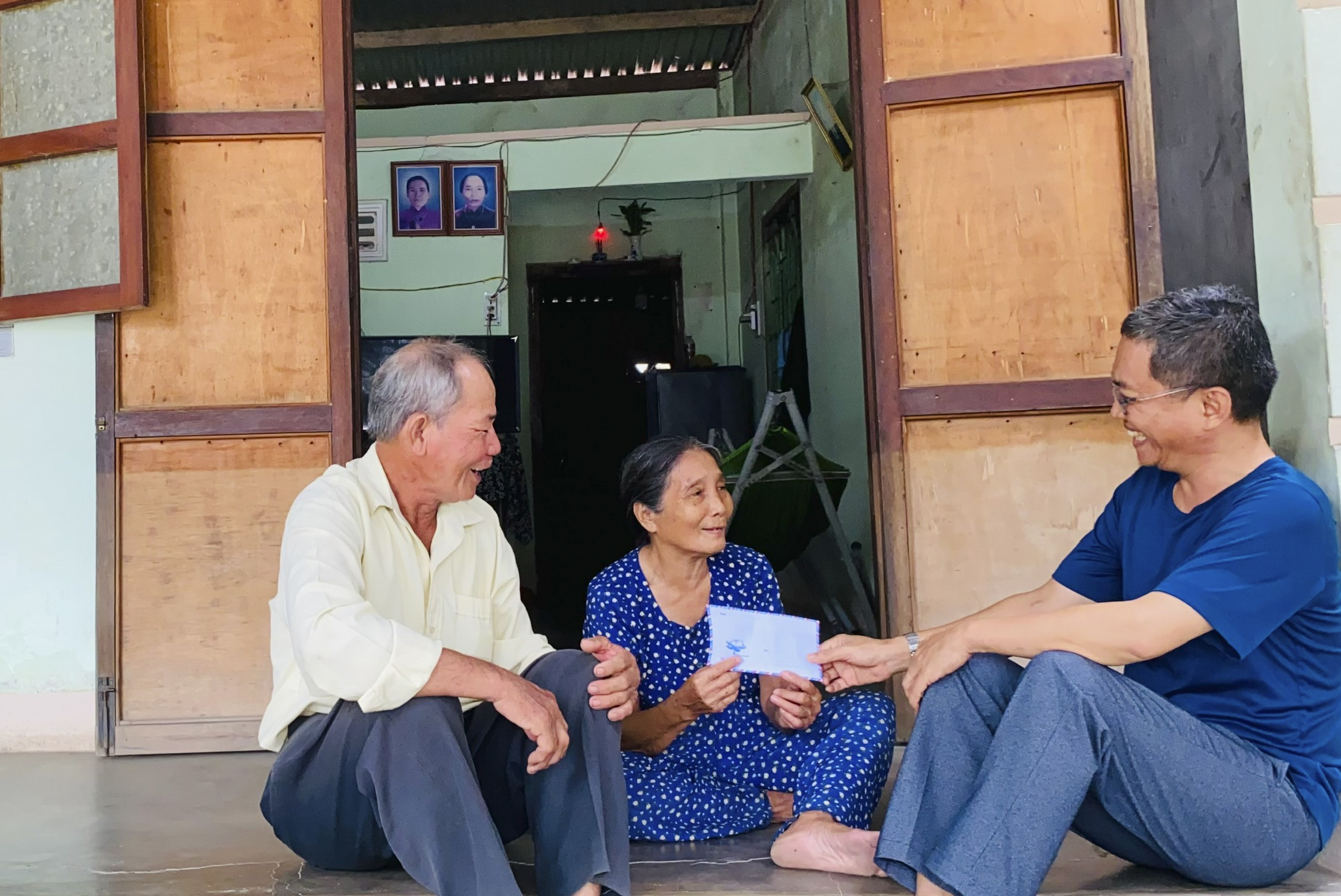 Niềm vui của bà Lê Thị Chế khi được các thành viên trong tổ tới thăm hỏi, động viên.
