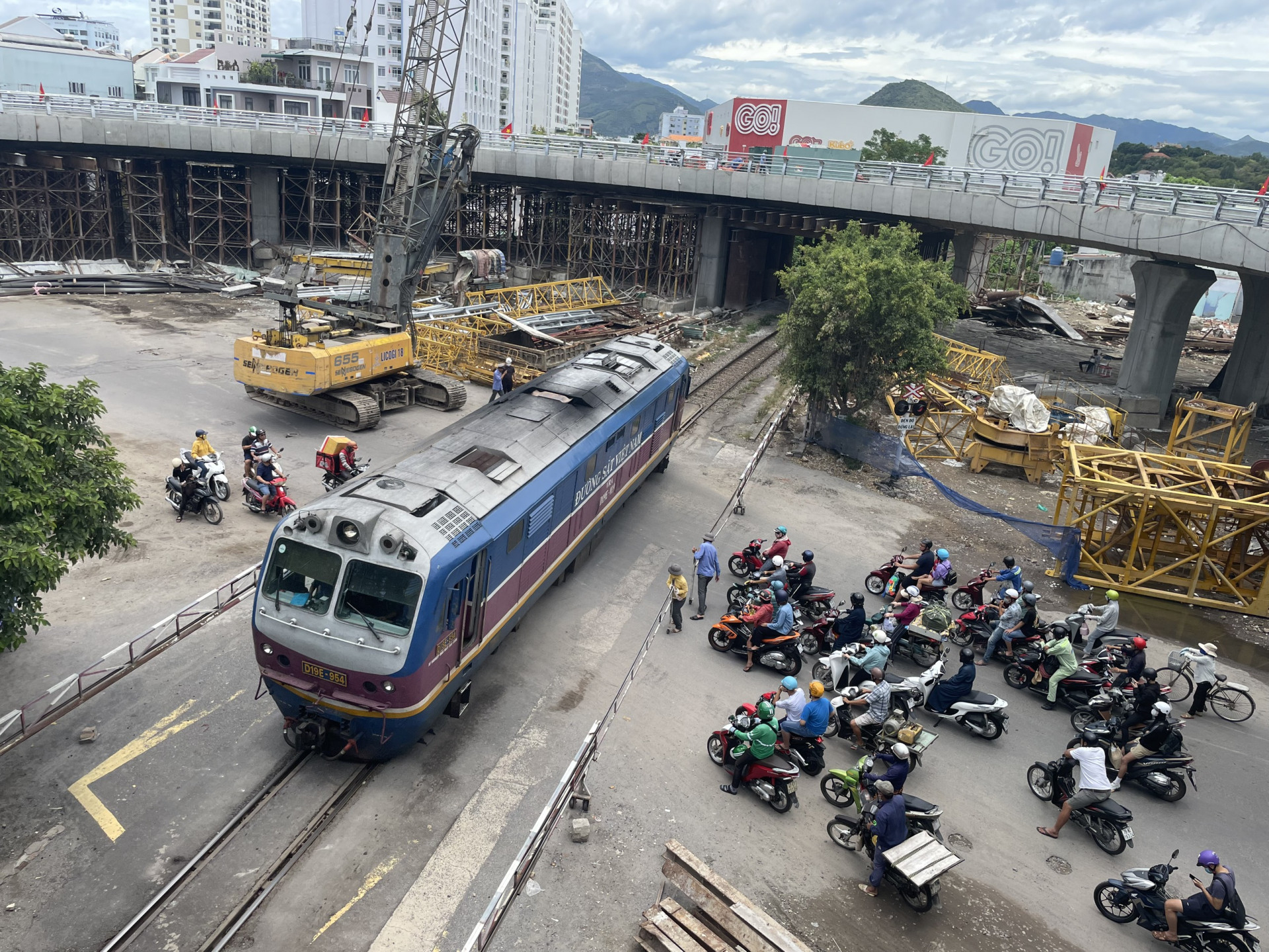 Sau khi thi công hoàn chỉnh, chắn đường sắt trên đường 23-10 sẽ được rào đóng, các phương tiện lưu thông hoàn toàn trên nút giao.