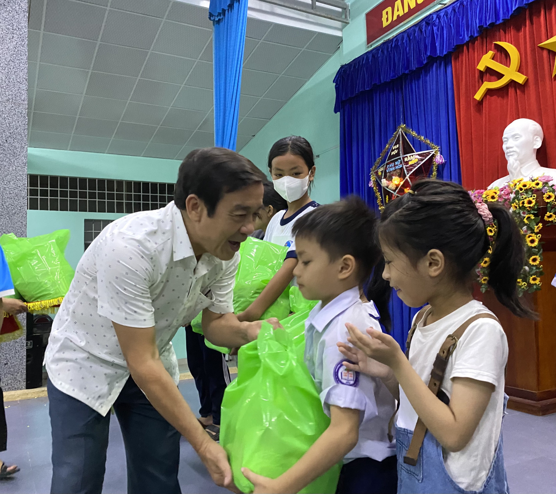 Lãnh đạo  TP. Nha  Trang  trao  tặng  quà  cho  trẻ  có  hoàn  cảnh  khó  khăn  tại  Đêm  hội  trăng  rằm