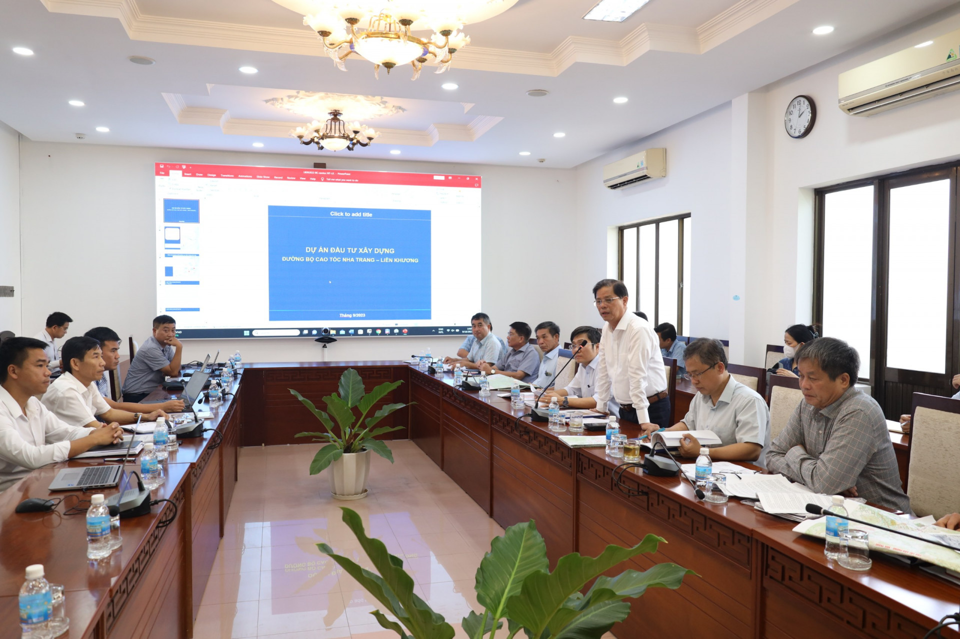 Đồng chí Nguyễn Tấn Tuân kết luận cuộc họp.