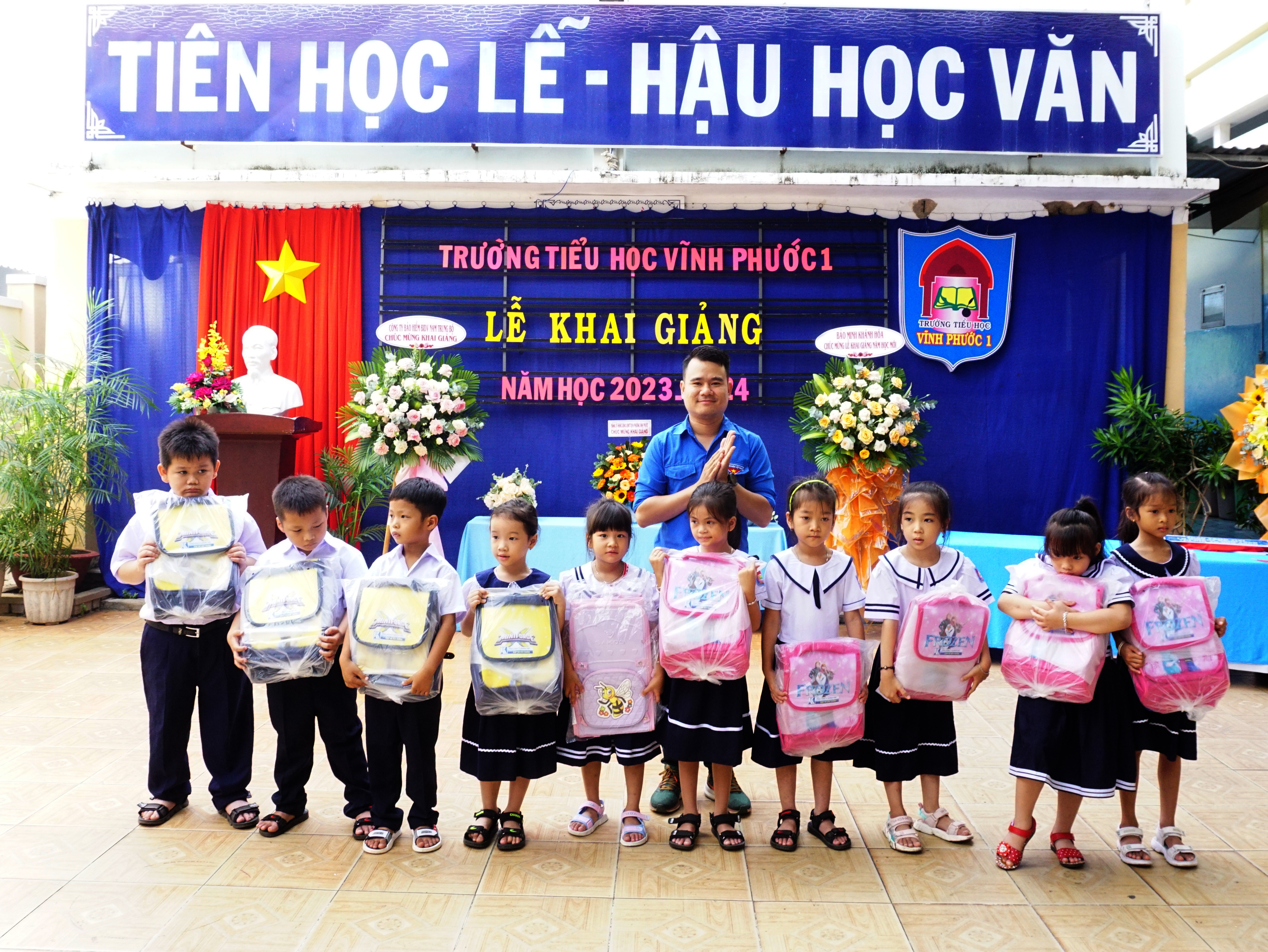 Ông Trần Mạnh Cường - Bí thư Đoàn Thanh niên Tổng Công ty Khánh Việt trao cặp cho học sinh lớp 1 có hoàn cnahr khó khăn