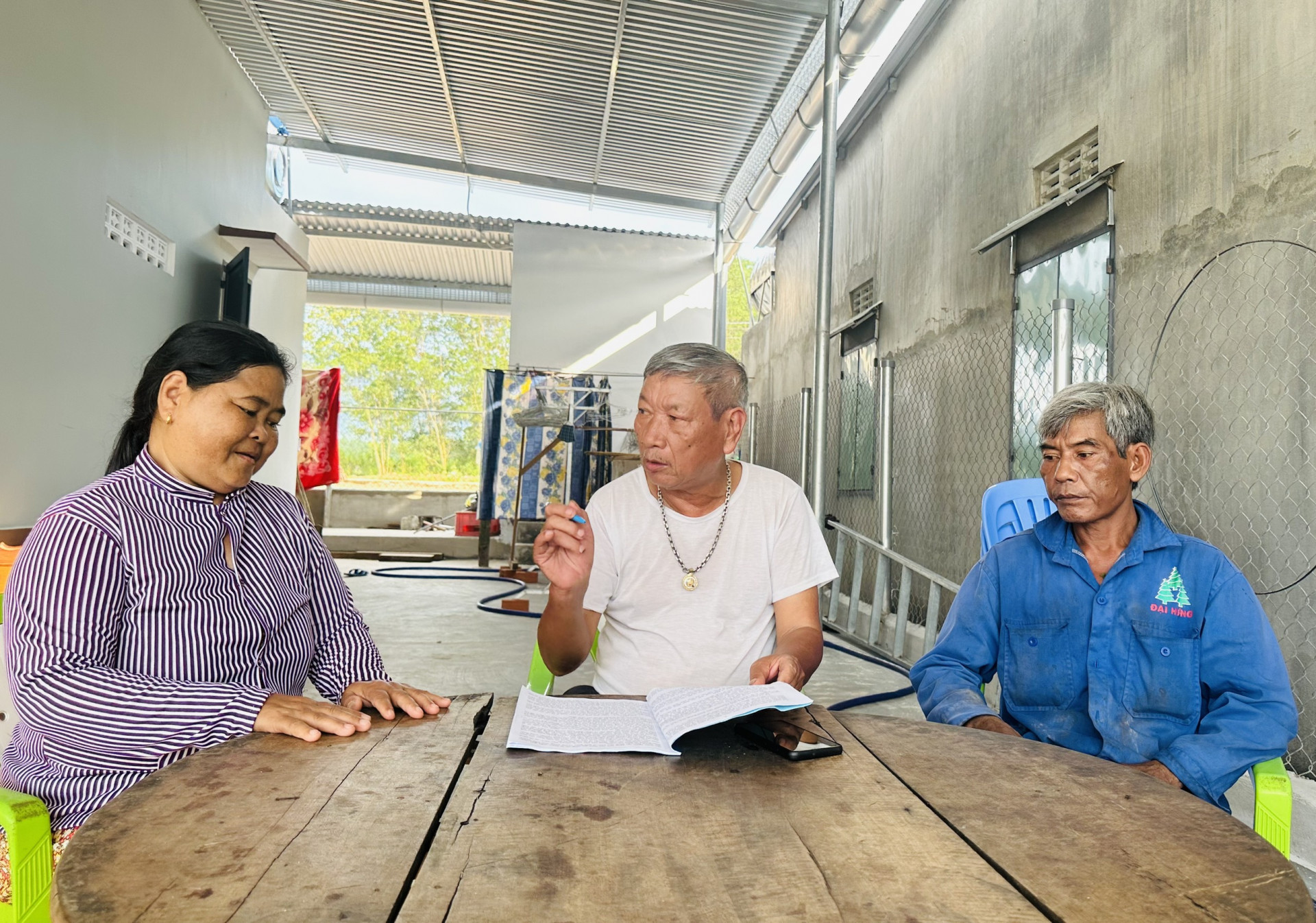 Ông Viên (giữa) chia sẻ với vợ chồng ông Cao Văn Đông về cách chăm con bị bệnh.
