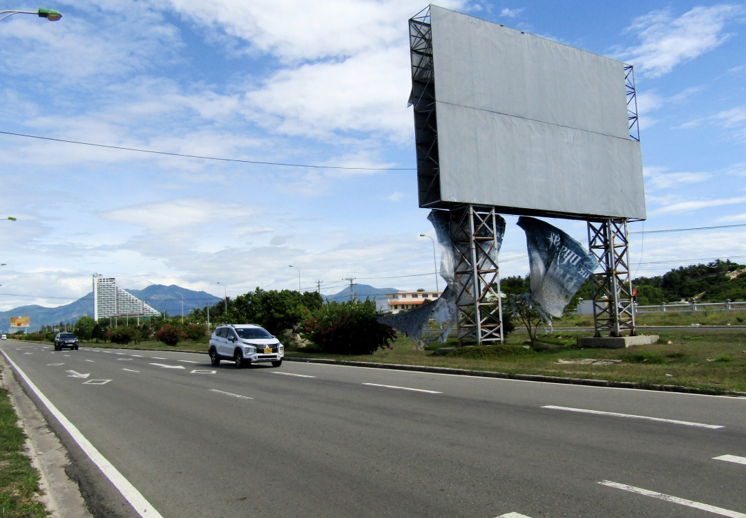 Cần thay mới các pa nô quảng cáo