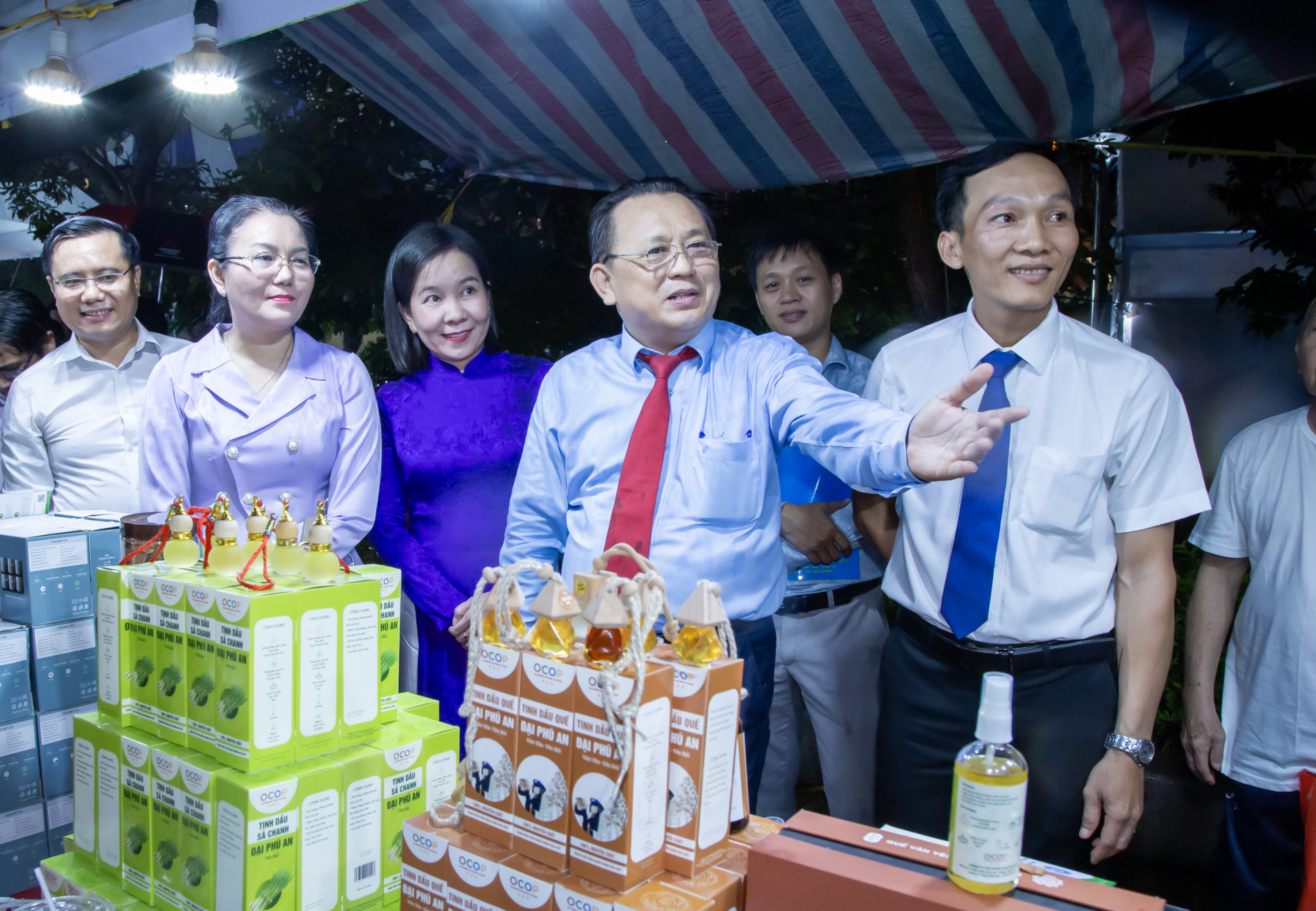Lãnh đạo tỉnh và Hội Nông dân tham quan Phiên chợ nông sản 2023.