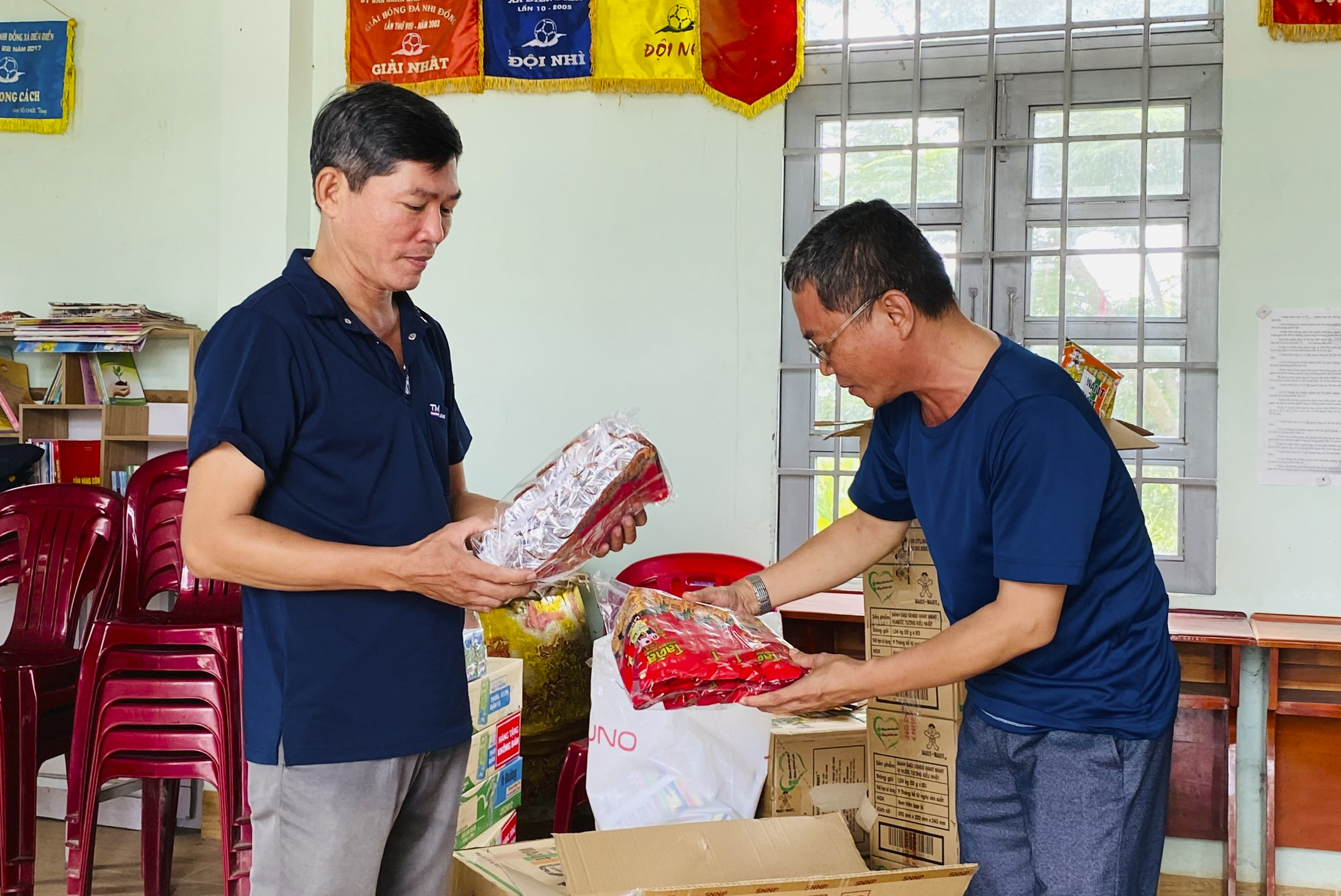 Sắp xếp bánh kẹo chuẩn bị tổ chức Trung thu cho các cháu.
